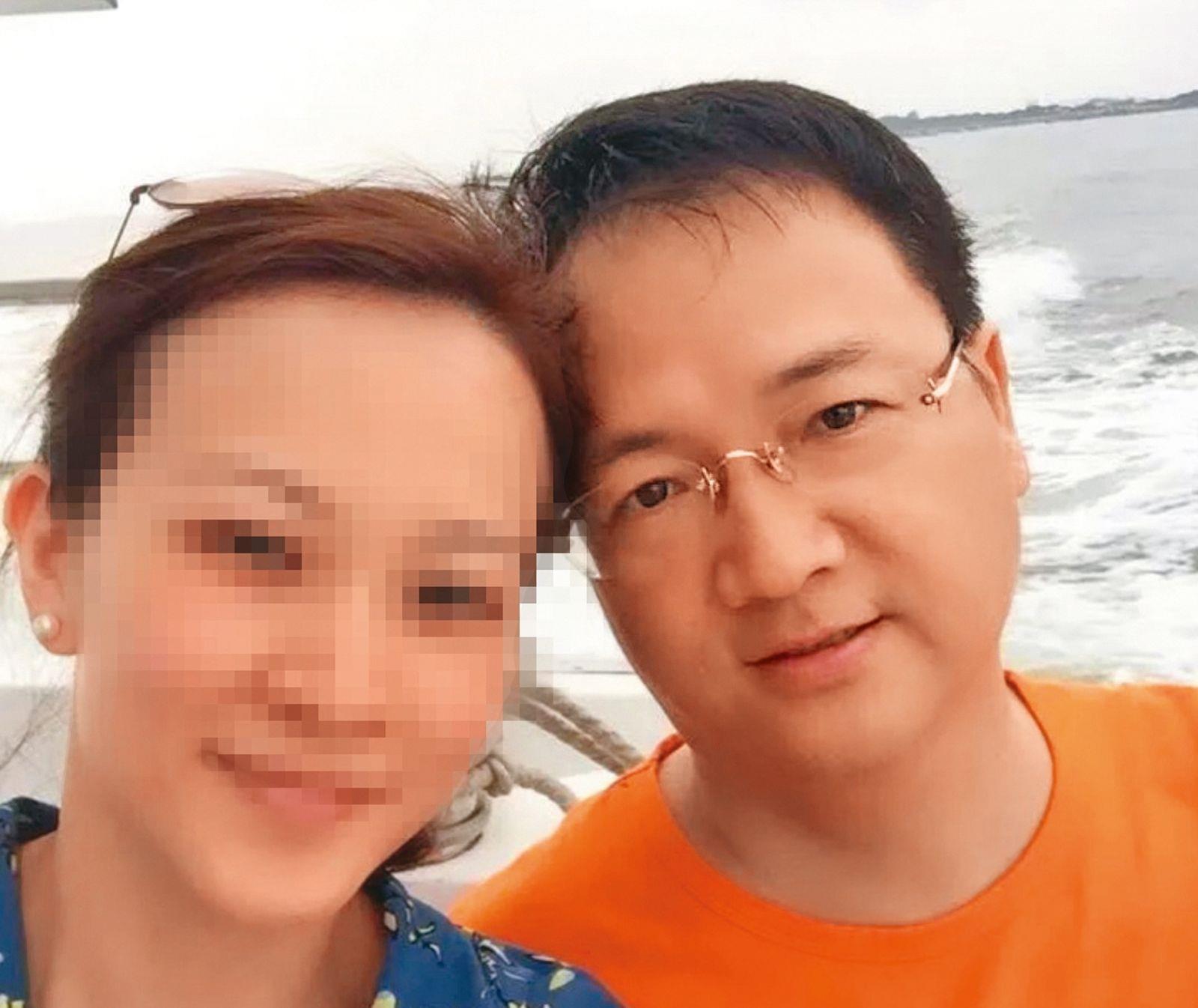 命理大師江柏樂（右）和小16歲的妻子雯雯（左）結婚多年，遭地產大亨王廣德爆料自己曾和雯雯有一段10年爺孫戀。（圖／翻攝自江柏樂臉書）