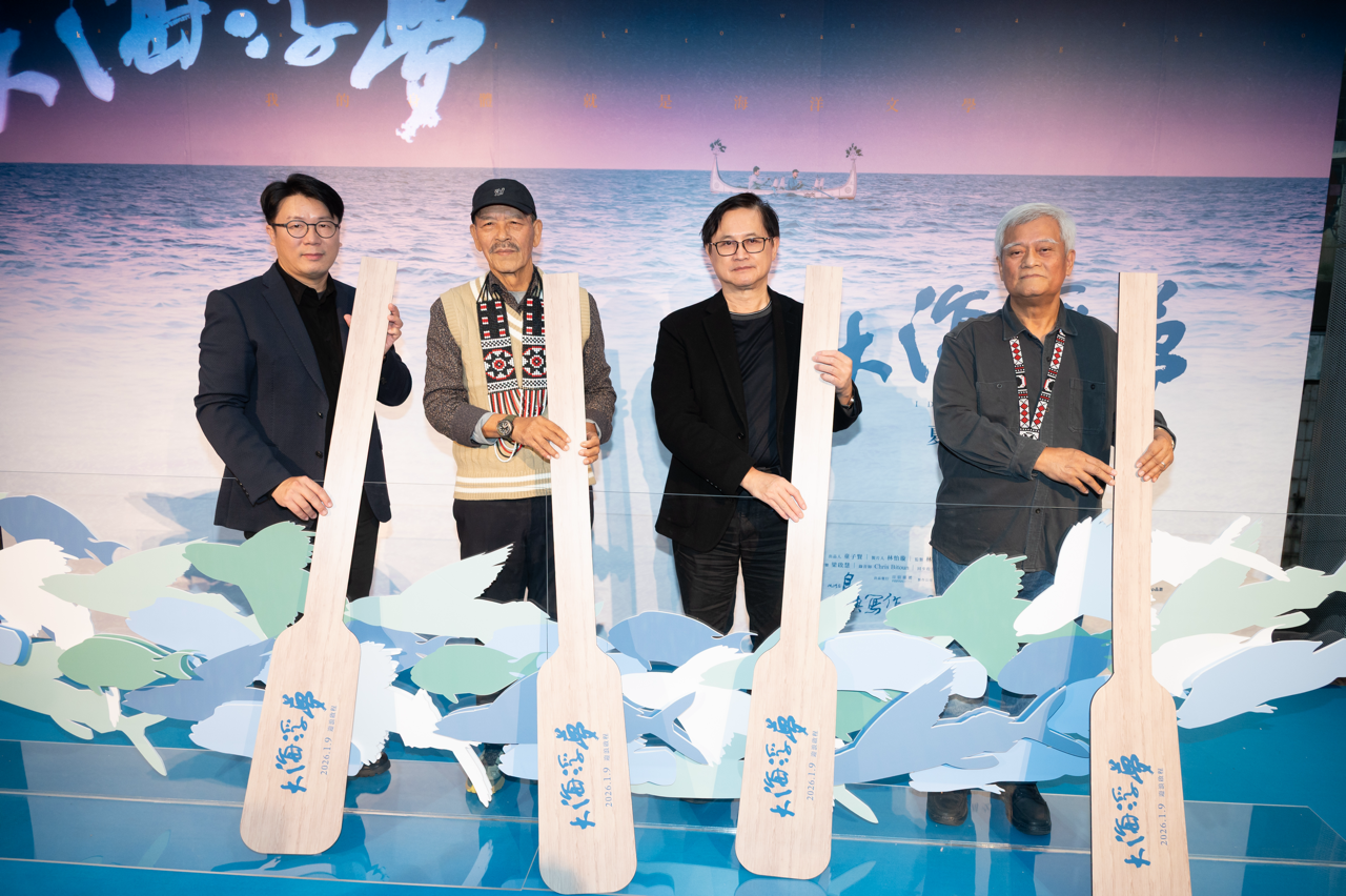 《大海浮夢》出品人童子賢（左起）、傳主夏曼・藍波安、導演周文欽、教授孫大川，划槳啟動「航向海洋文學之旅」儀式。（圖／目宿媒體）