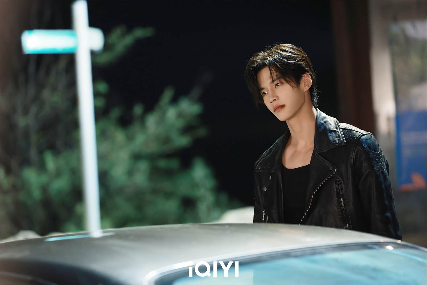 《雙軌》清秀男神何與變身危險系修車工性張力爆表引熱議。（圖／愛奇藝國際站提供）