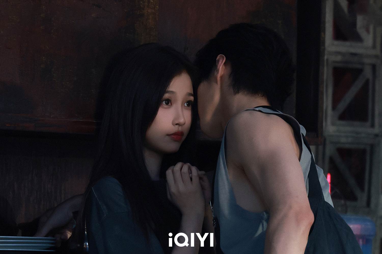 《雙軌》虞書欣何與互試探後突破防線偷戀愛。（圖／愛奇藝國際站提供）