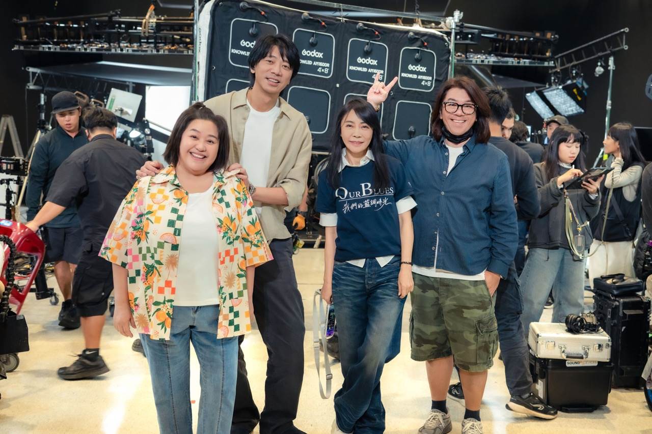 鍾欣凌(左起)、信、柴智屏、導演林子平在《我們的藍調時光》殺青時合照留念。（圖／米神國際提供）