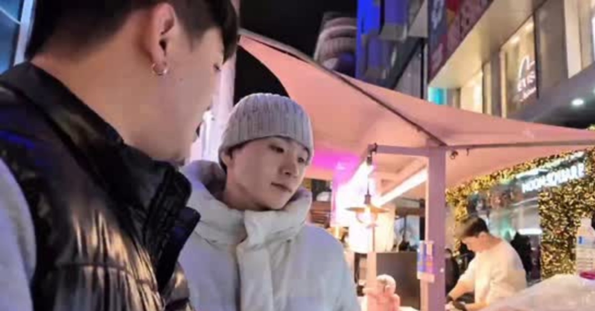 韓國網紅攤販龍鬚糖小哥（右）抱怨台灣遊客找他聊天一陣子，卻沒消費。（圖／翻攝自IG yoonnala879）