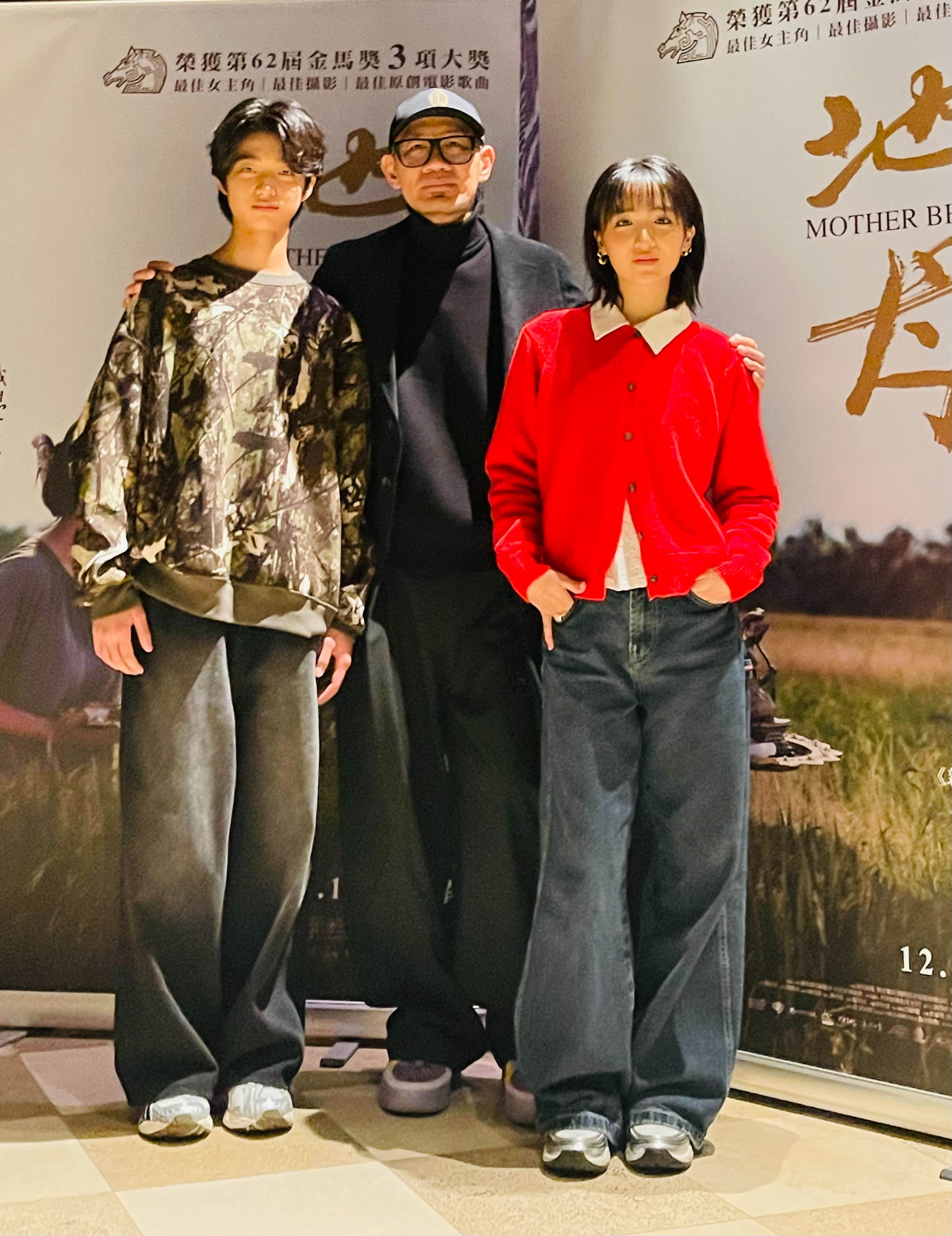 白潤音（左起）、導演張吉安、許恩怡出席電影《地母》茶敘。（圖／海鵬影業）