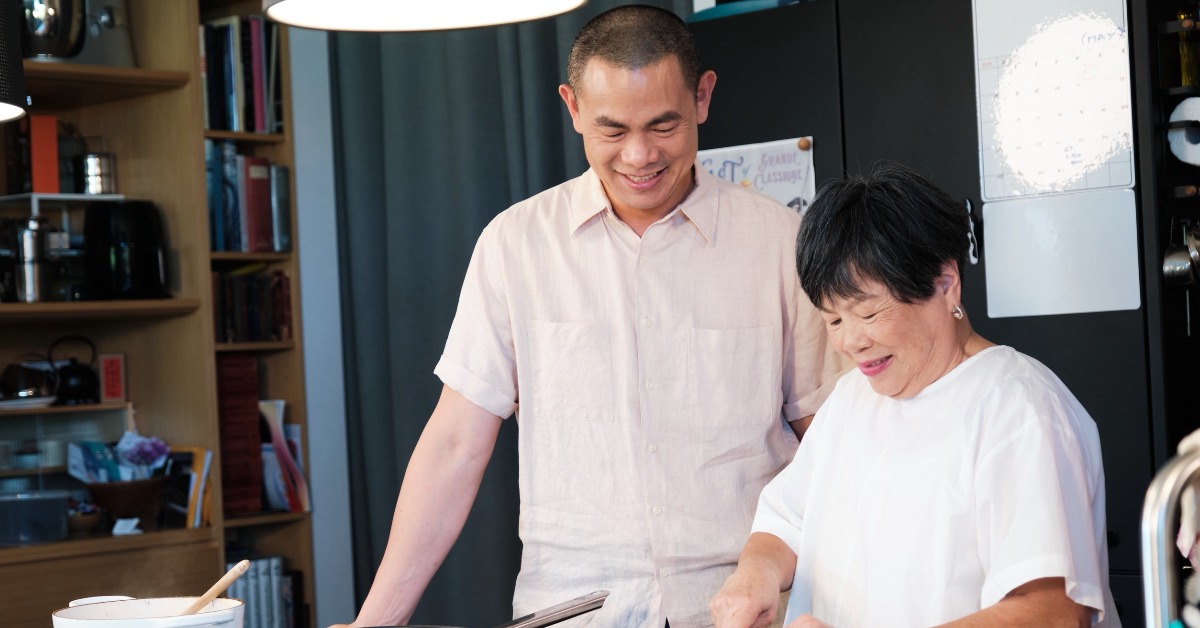 江振誠難得和媽媽在鏡頭前聯手做料理。（圖／TVBS提供）