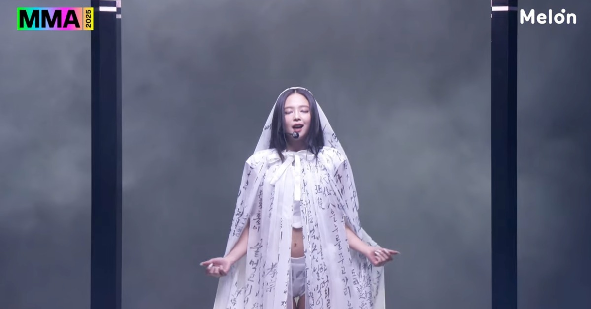 Jennie白袍現身被笑虧像觀世音菩薩。（圖／翻攝自Melon YouTube）