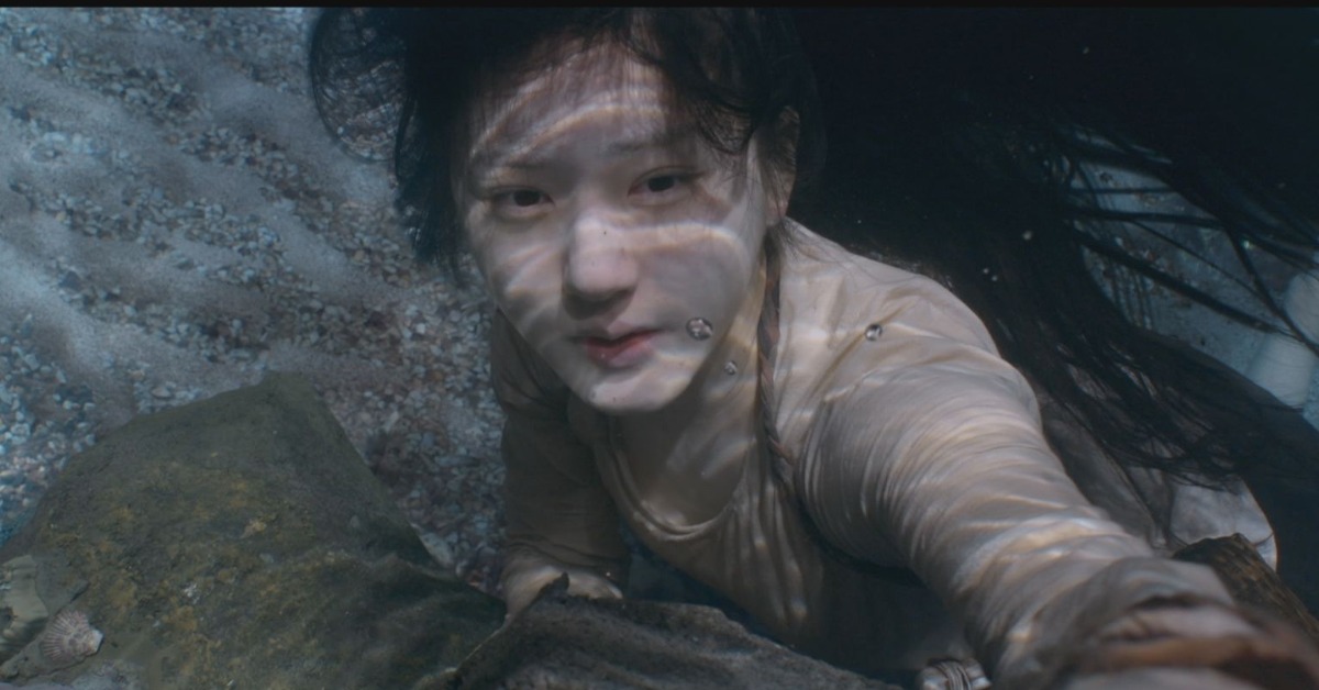 趙露思克服恐懼在《珠簾玉幕》中下水飾演採珠奴。（圖／緯來戲劇台提供）