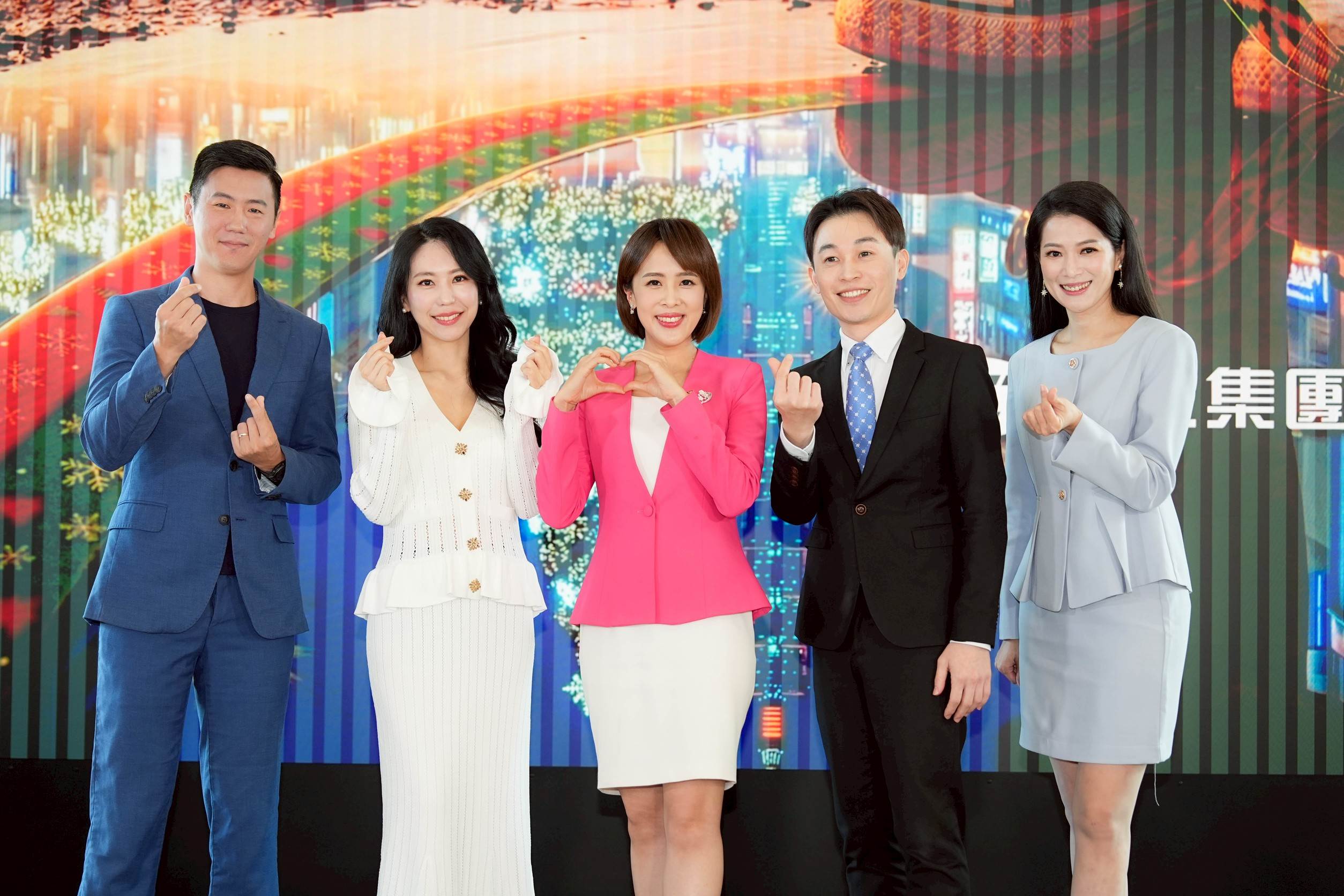 主播相振為、高毓璘、朱培滋、黃家緯、李文儀齊響應捐鞋到非洲活動。（圖／三立提供）