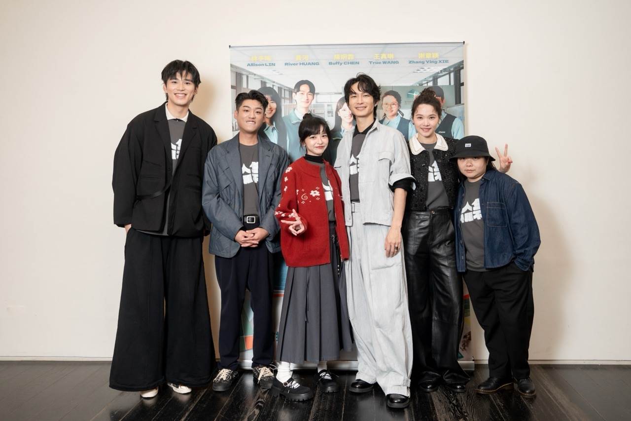導演王逸鈴(右起)帶著演員群王真琳、黃河、陳姸霏、謝章穎以及王品澔齊聚《人生只租不賣》特映會。(圖／公視台語台提供)