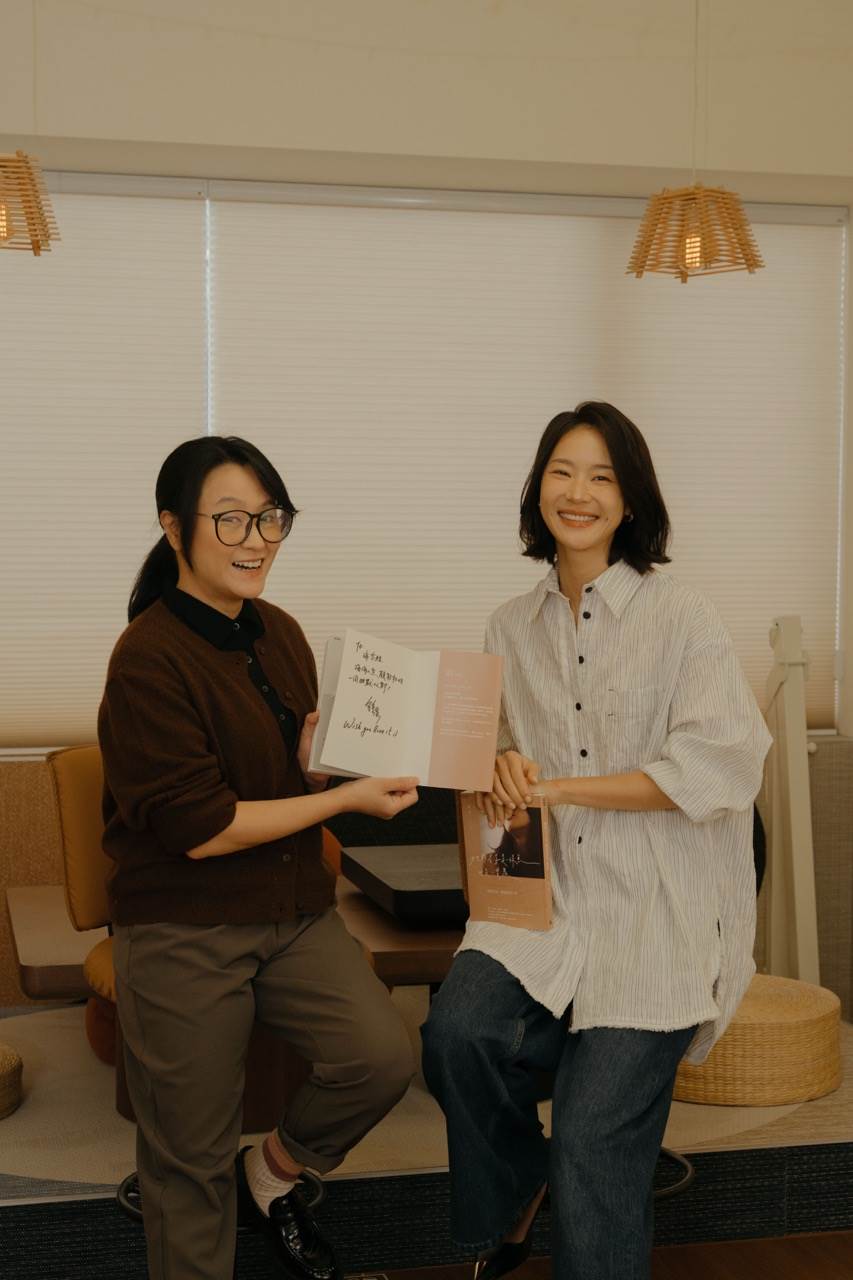 海裕芬（左）擔任鍾瑶（右）新書分享會主持人。（圖／星星相藝提供）
