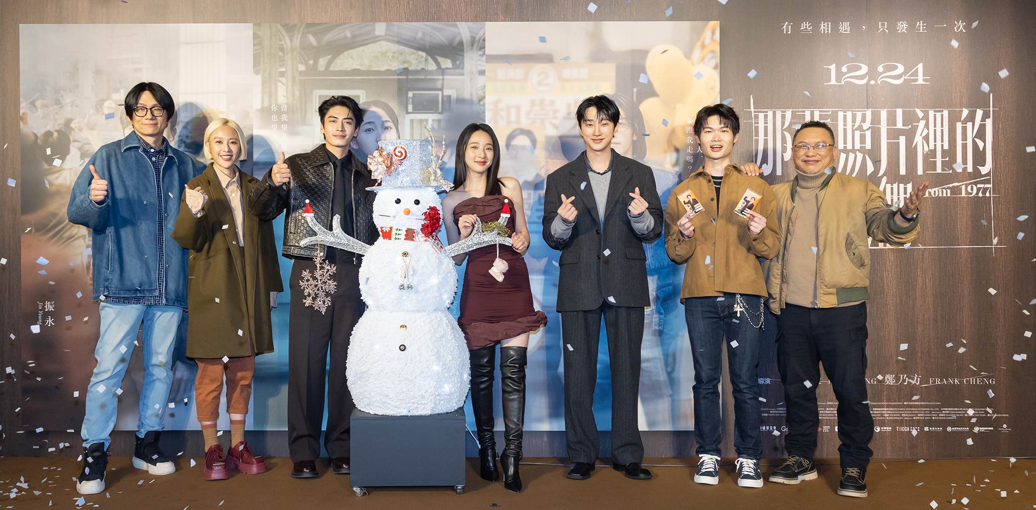 《那張照片裡的我們》首映雪人合影，左起導演鄭乃方、方宥心、宋柏緯、李沐、振永、郭德君，導演湯昇榮。（圖／瀚草文創GrX STUDIO）