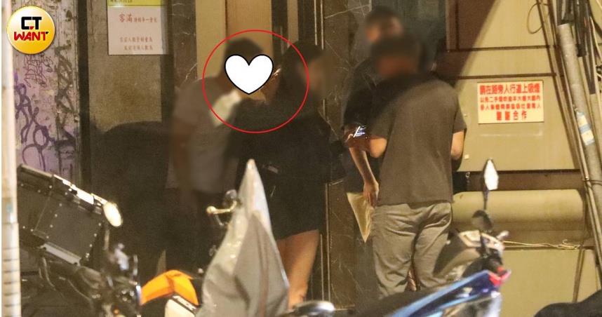 夏宇禾上月被CTWANT直擊醉吻一名白衣人夫。（圖／CTWANT攝影組）