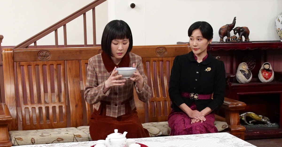 何宜珊(左)劇中被婆婆陳婉婷(右)逼喝生子藥。（圖／台視提供）