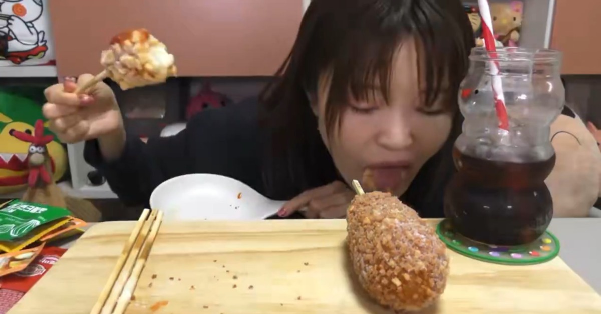 大胃王YouTuber「Togimochi」邊吃邊吐。（圖／翻攝自Togimochi Koreaとぎもち 토기모치 YouTube）