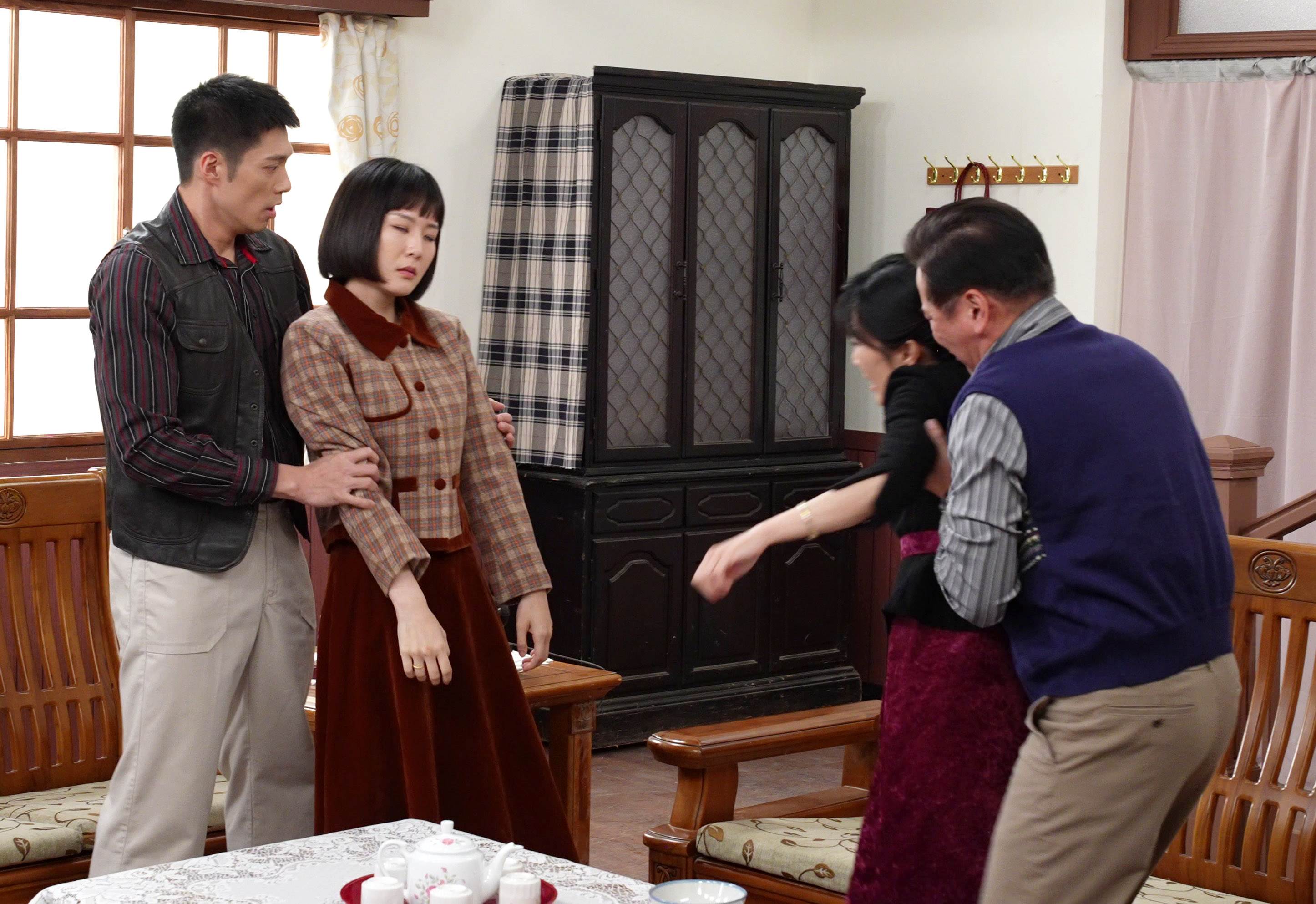 何宜珊(左2)劇中為了勸架太激動昏倒。（圖／台視提供）