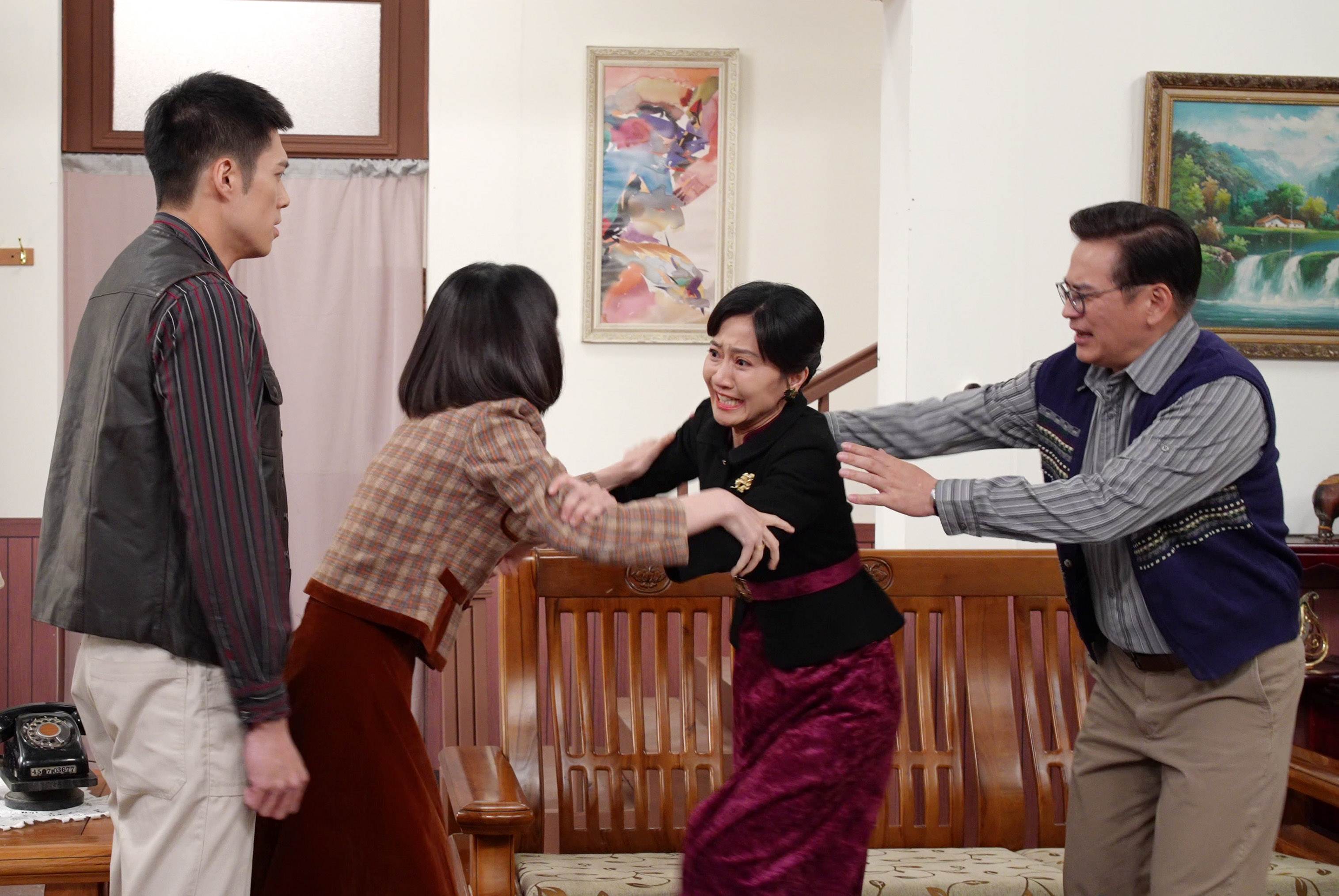 陳婉婷(右2)宛如賽亞人變身，怒氣值滿點。（圖／台視提供）