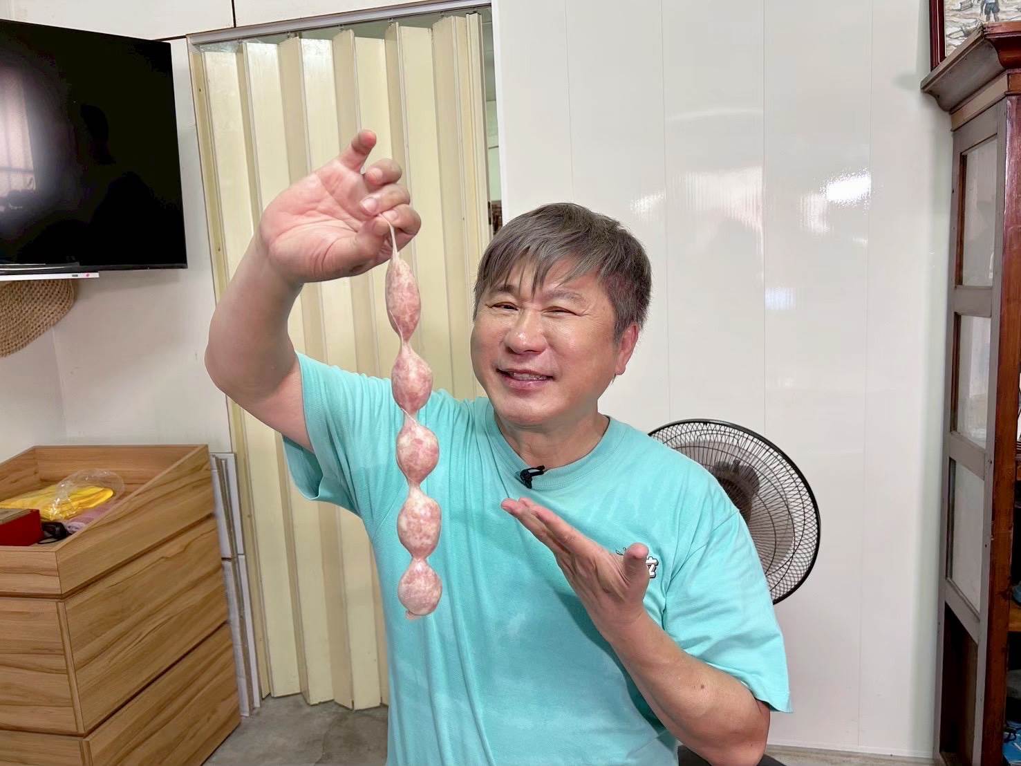 胡瓜首度挑戰灌香腸。（圖／下面一位提供）