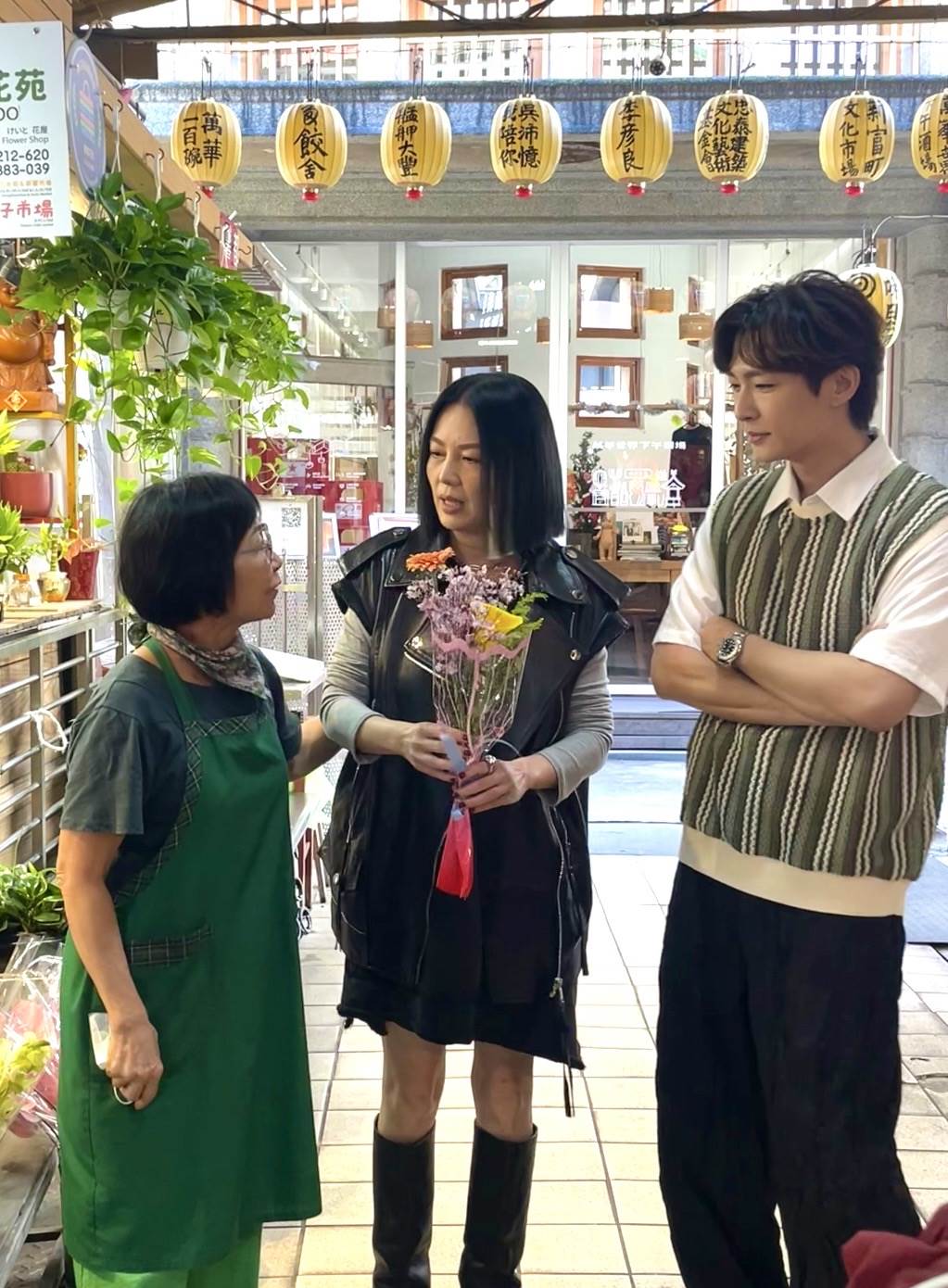 苗可麗被市場攤販送花示愛。（圖／大浪娛樂提供）