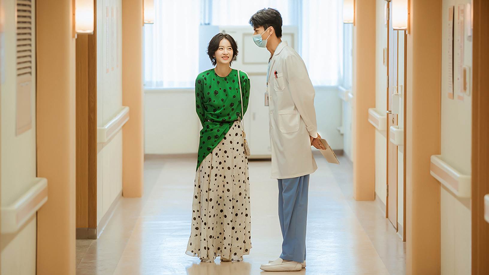 周雨彤《180天重啟計劃》與劉暢飾演的的婦產科醫生「徐文斌」搞曖昧。（圖／中天娛樂台提供）