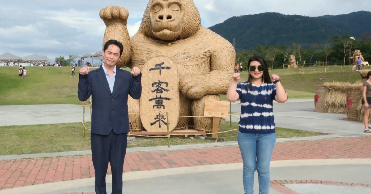 黃鐙輝（左）在平安夜這天與富里鄉農會總幹事張素華（右）一起出席富里鄉農會第七屆稻草藝術季。（圖／富里鄉農會提供） 
