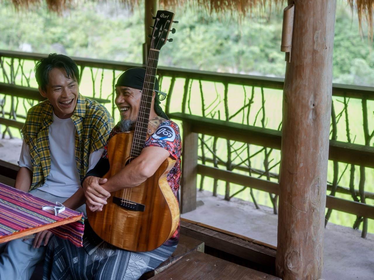 黃鐙輝（左）與阿美族音樂創作者莫言老師（右）深度對談並一同在大自然中合唱。（圖／富里鄉農會提供）
