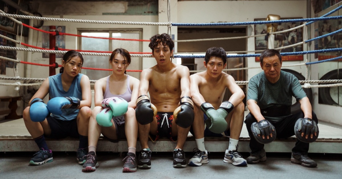 林怡婷（左起）、黃惟、曾皓澤、林毓家在《恨女的逆襲》中皆是蔡振南的拳擊學生。（圖／華映娛樂提供）