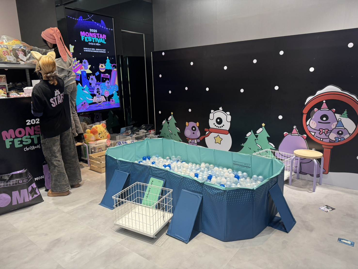 K-MONSTAR《2025 MONSTAR FESTIVAL - Christmas Edition》活動球池尋寶以及專輯重量。（圖／記者楊雅芸攝）