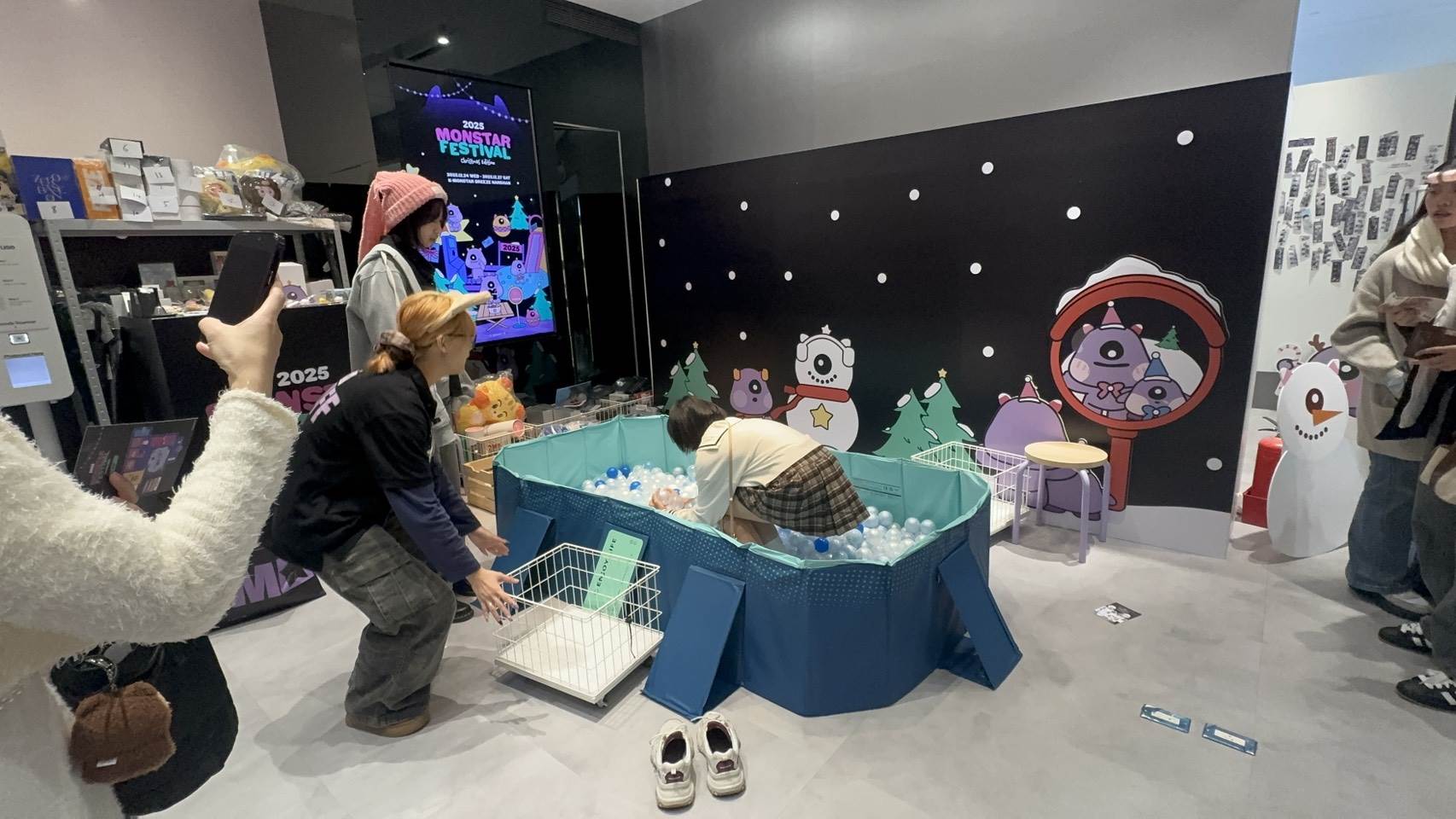 K-MONSTAR《2025 MONSTAR FESTIVAL - Christmas Edition》活動球池尋寶以及專輯重量。（圖／記者楊雅芸攝）