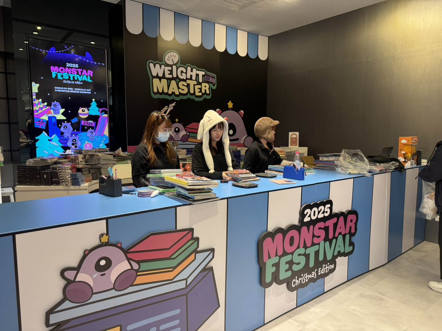 K-MONSTAR《2025 MONSTAR FESTIVAL - Christmas Edition》活動球池尋寶以及專輯重量。（圖／記者楊雅芸攝）