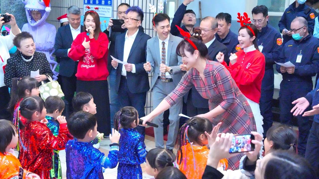 宋逸民、陳維齡、小薰、李又汝為小朋友獻唱詩歌。（圖／藝起發光提供）