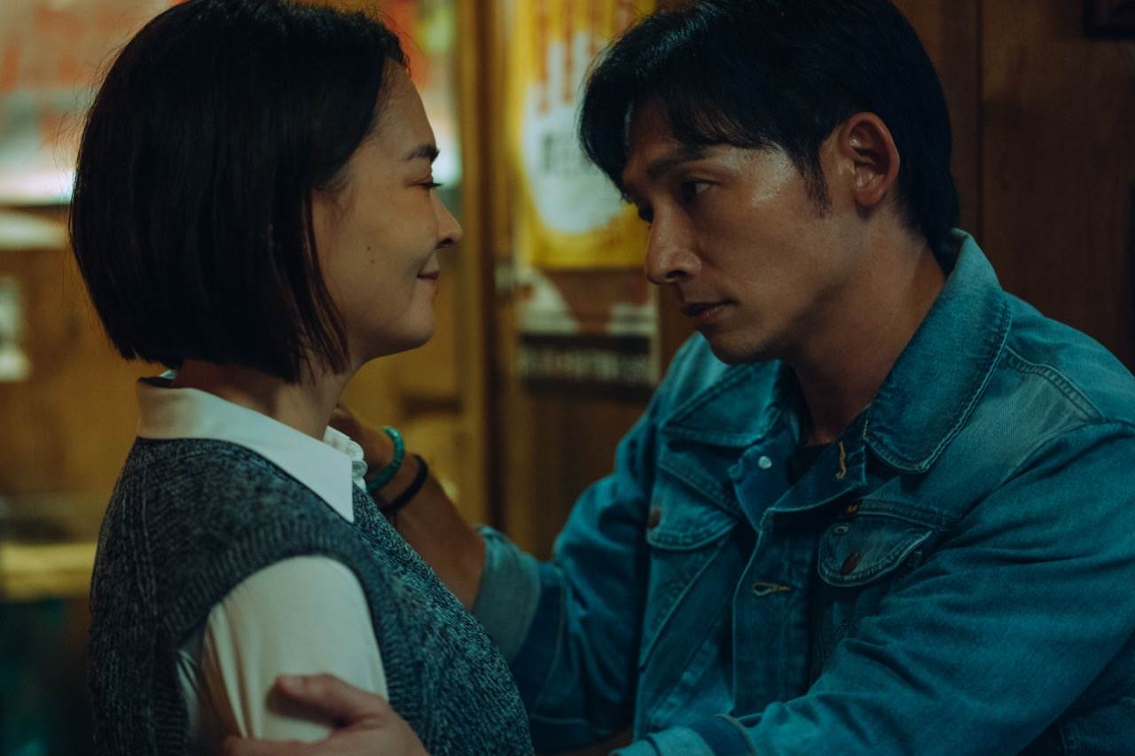 《整形過後》温昇豪（右）在張榕容（左）結婚前夕喝醉失態。（圖／六魚文創提供）