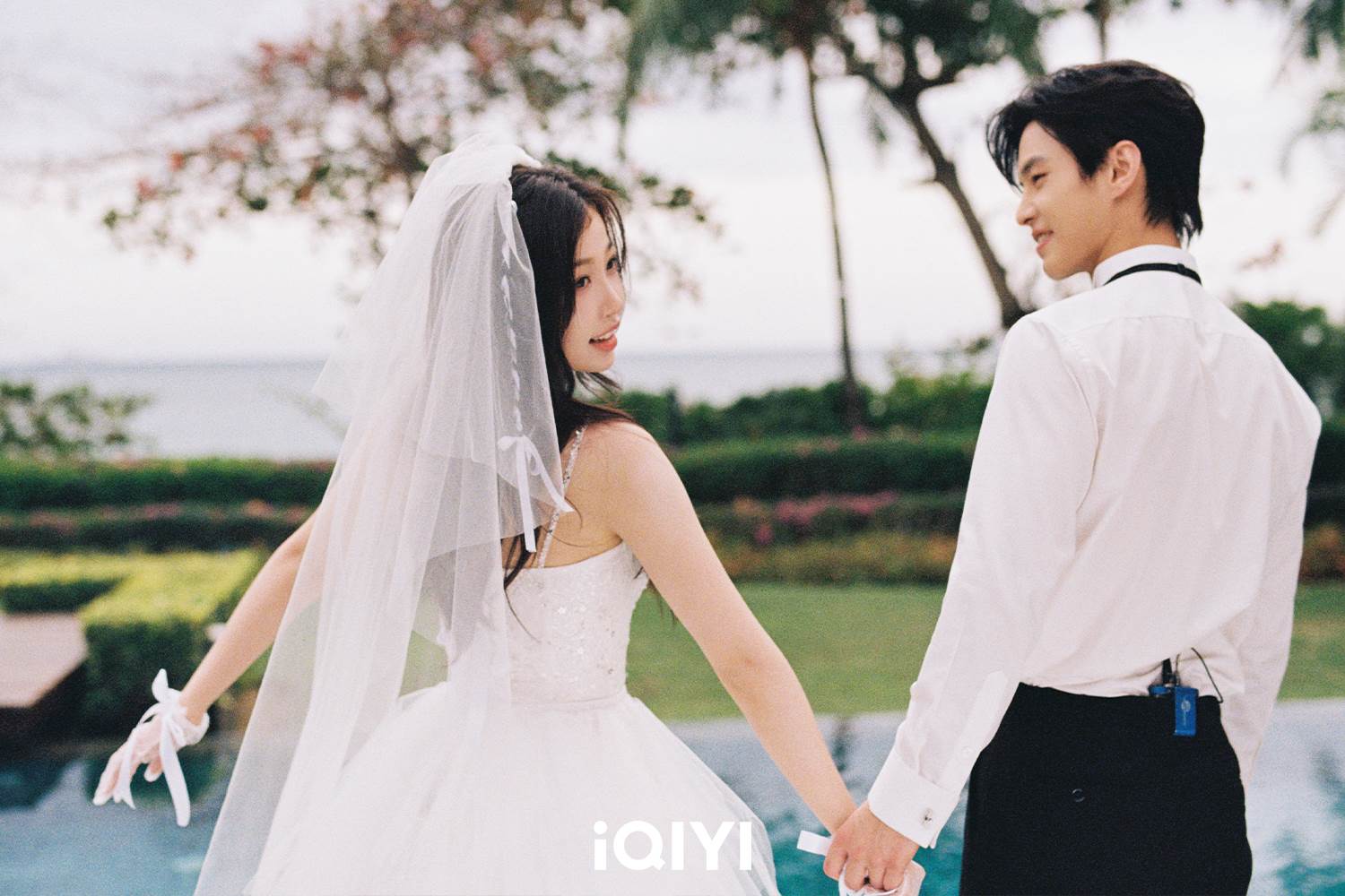 《雙軌》虞書欣跟何與戲外釋出婚紗照。（圖／iQIYI提供）