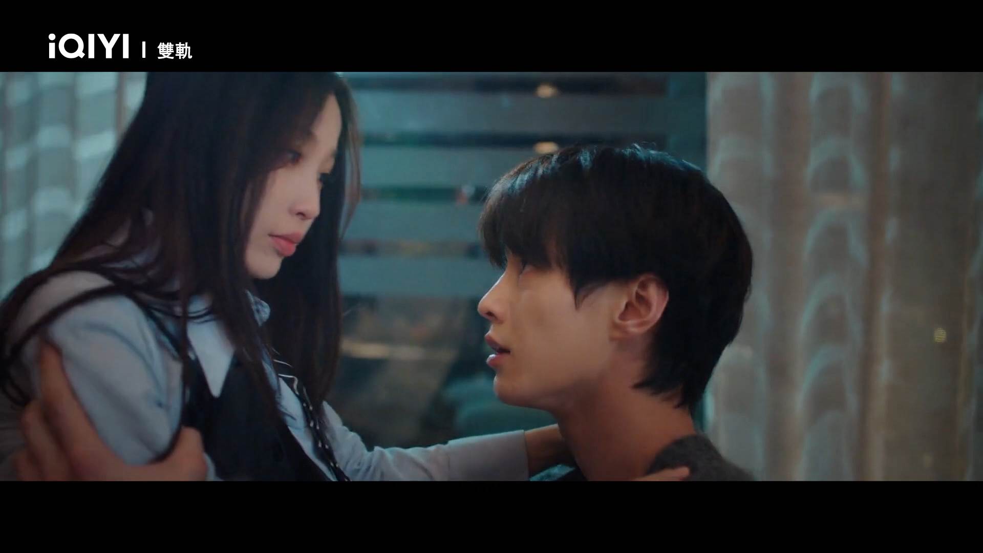 《雙軌》劇中虞書欣跨坐吻上何與。（圖／iQIYI提供）