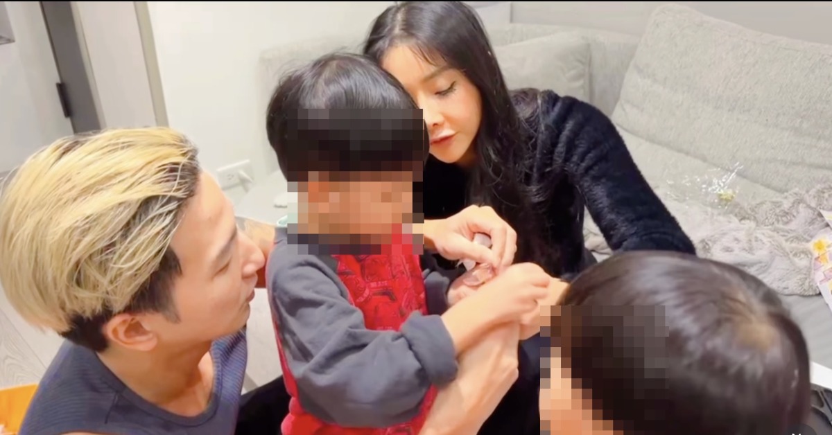 小煜（楊奇煜）和前妻言言陪孩子過聖誕。（圖／翻攝自言言 IG）