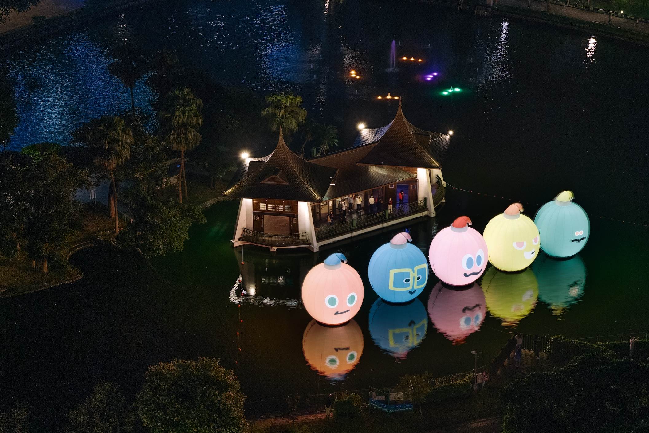 MAYDAYLAND「因為你所以五球」聖誕帽版首次登場。（圖／相信音樂提供）