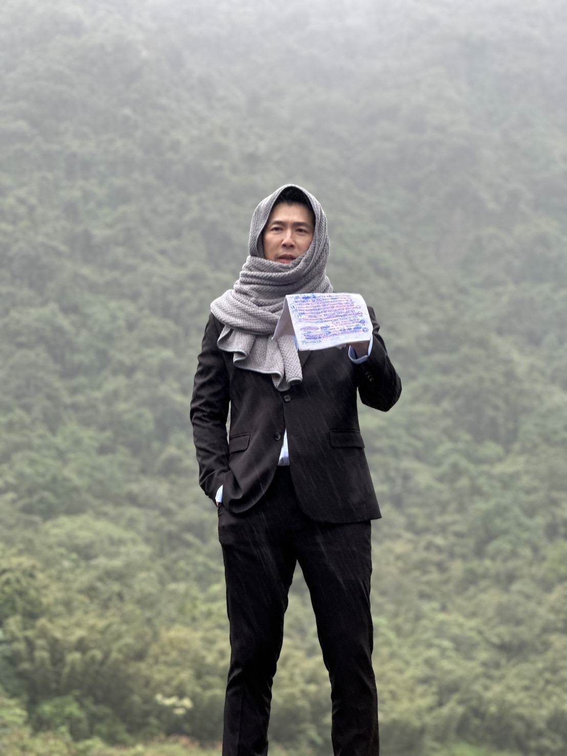 黃少祺拍攝雨中落水戲。（圖／三立提供）