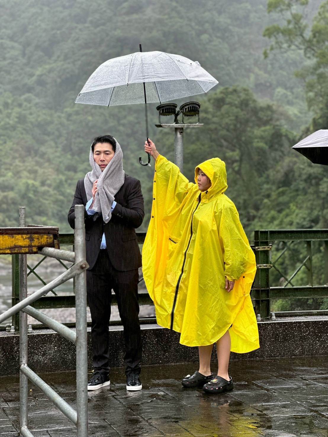 黃少祺在寒風細雨中反覆走位、淋雨拍攝。（圖／三立提供）