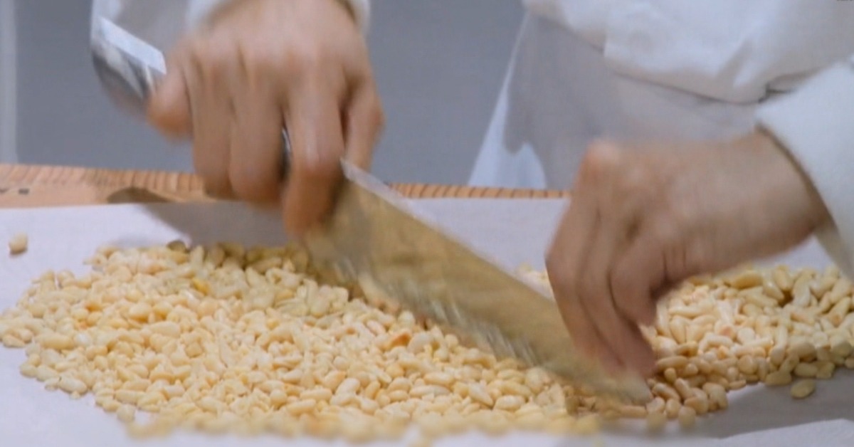 老神在在的剁碎食材，短短間內將松子的美味，淋漓盡致發揮在湯底麵條。（圖／翻攝自Netfilx）