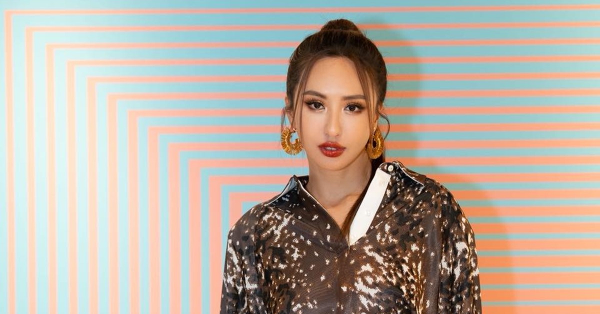 薔薔剛拿到走鐘獎盃就發現碎成3段。（圖／翻攝自薔薔IG）