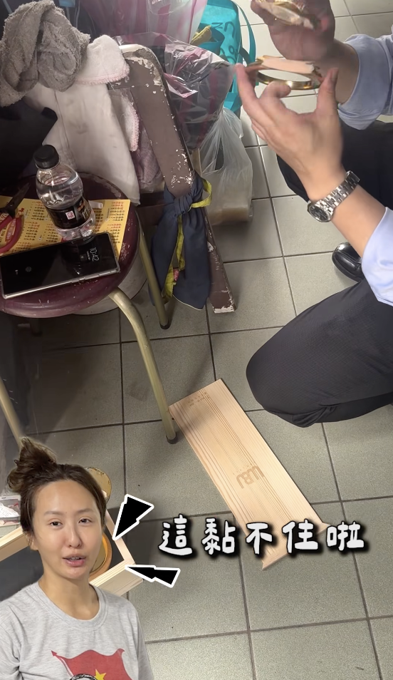 薔爸急忙修補獎盃。（圖／翻攝自薔薔臉書）