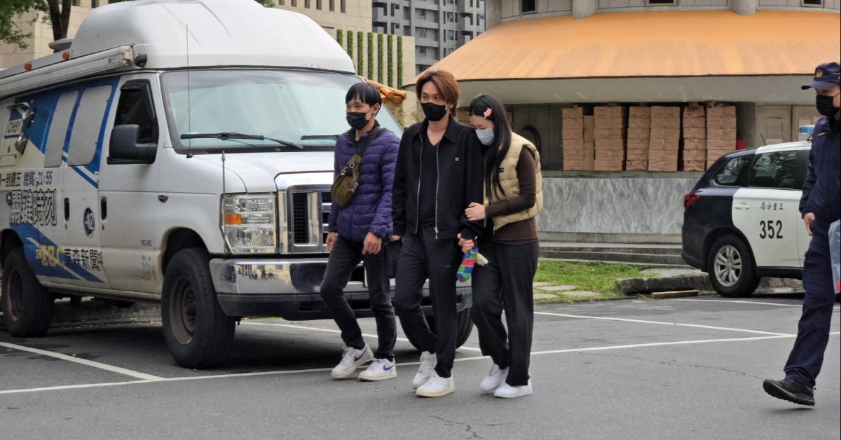 乾兒子Jeremy偕女友，神色哀戚抵達殯儀館配合相驗。（圖／東森新聞）