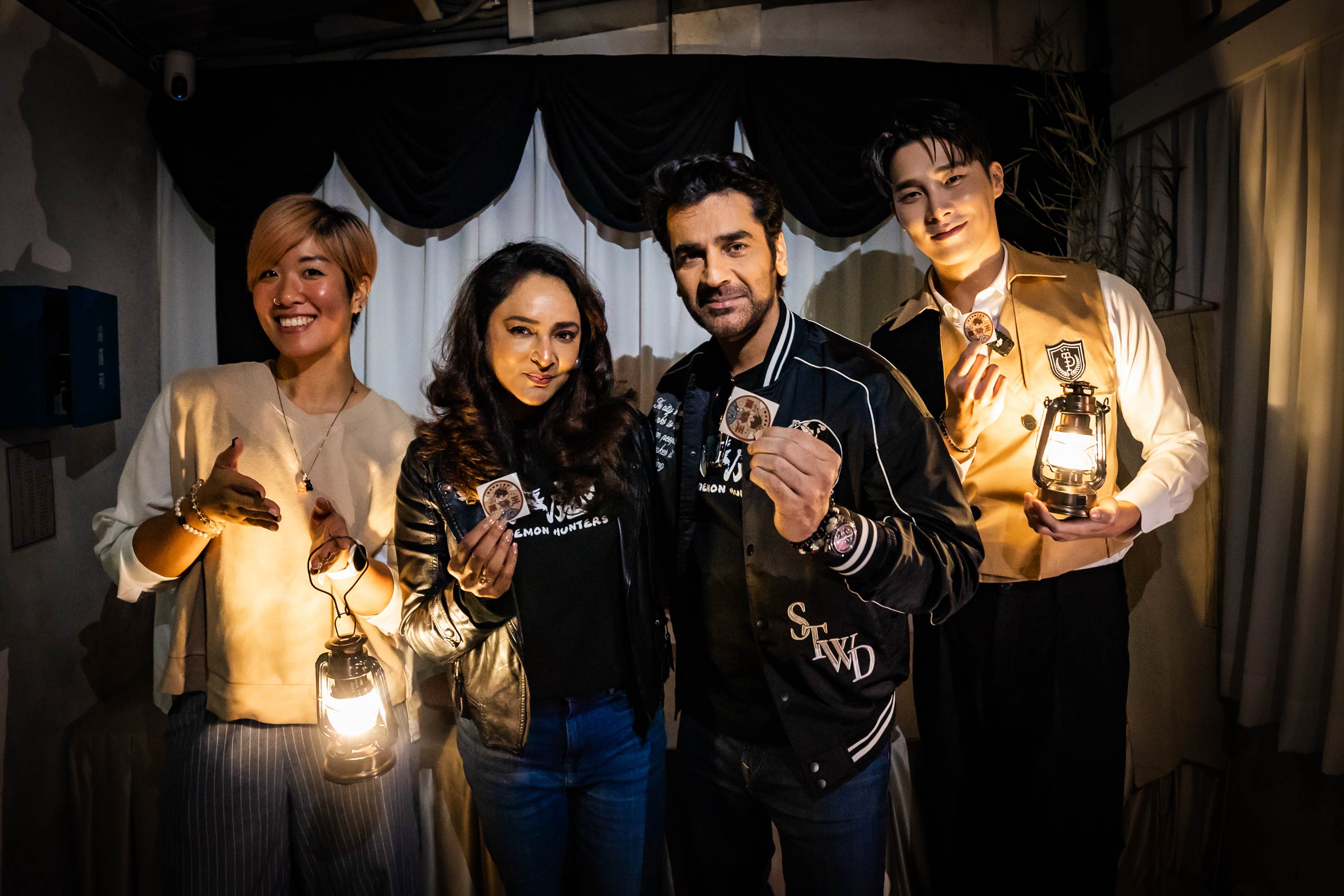 宋偉恩與製作人郭彥伶、印度男星Arjan、《三個傻瓜》製片Gia體驗密室逃脫。（圖／映底子國際傳媒股份有限公司提供）