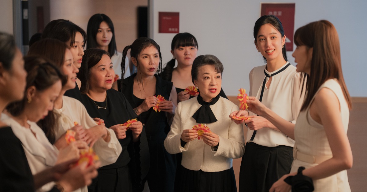 翁倩玉（中）在《陽光女子合唱團》飾演玉英奶奶。（圖／壹壹喜喜電影）