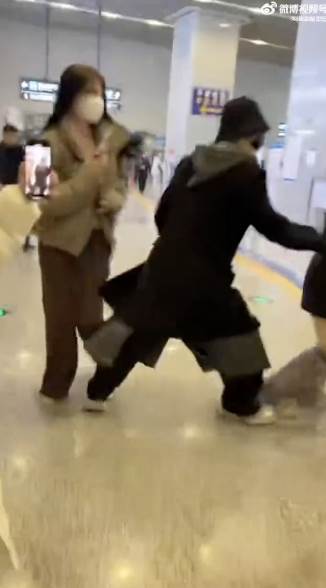 中國男星靈超在高鐵站搶奪跟拍女子手機，將其推搡拉扯導致其倒地。（圖／翻攝自微博）
