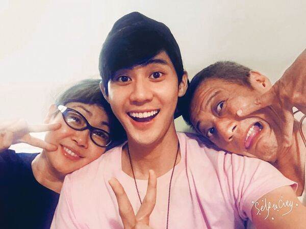 李玉璽（中）和資深音樂人爸爸李亞明（右）、媽媽（左）感情很好；但面對兒子娶媳婦，李媽媽一開始抱持反對態度。（圖／翻攝自李玉璽臉書）