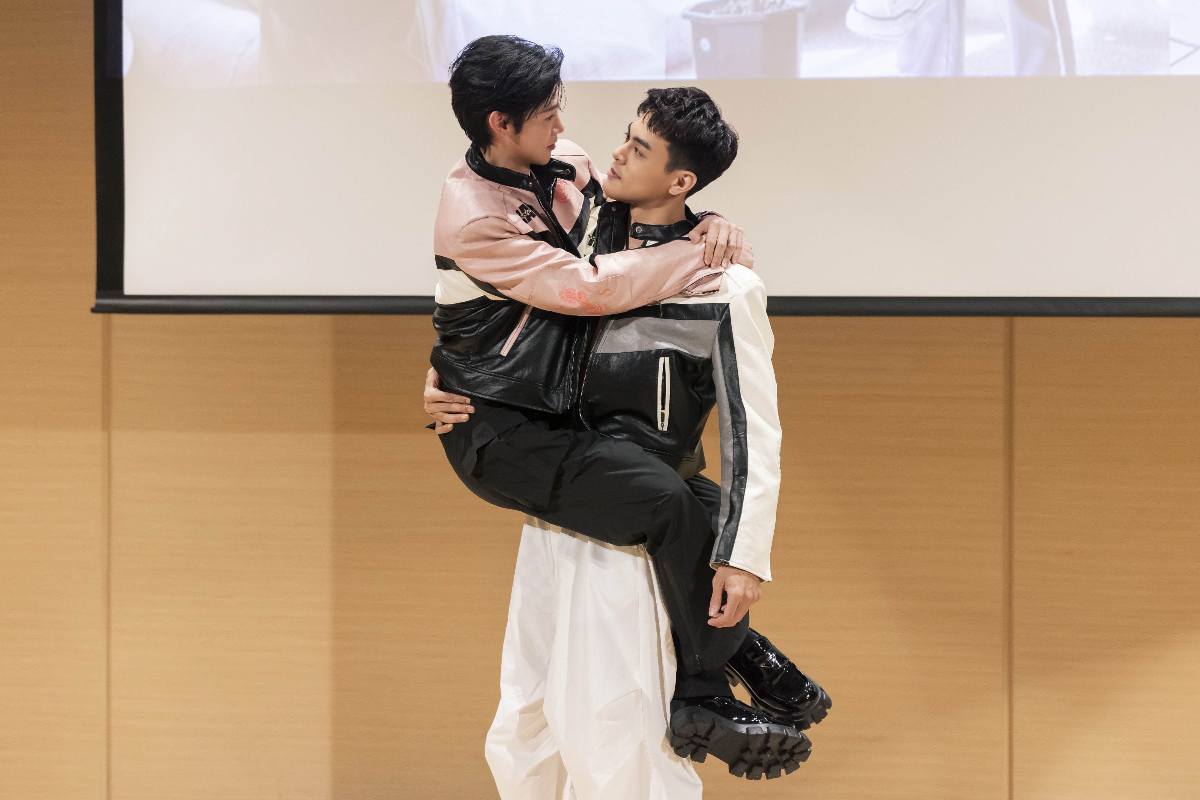 《我說愛你是真的》楊翹碩（右）單手抱起夏和熙，甜蜜放閃讓全場粉絲為之瘋狂。（圖／結果娛樂提供）