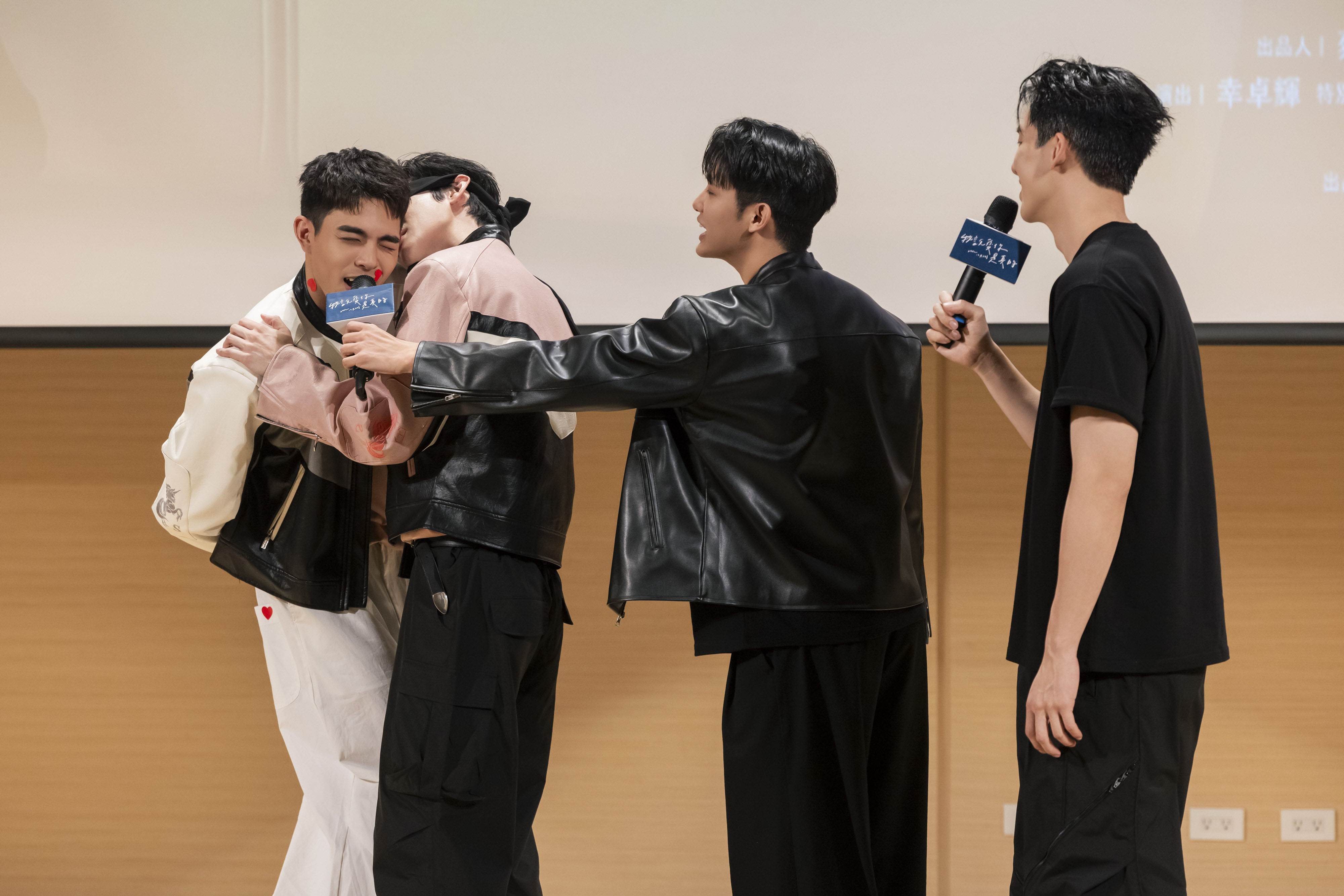 《我說愛你是真的》葛兆恩（右一）與紀成澔（右二）以「前輩」之姿，現場考驗夏和熙（左二）與楊翹碩的肢體默契。（圖／結果娛樂提供）