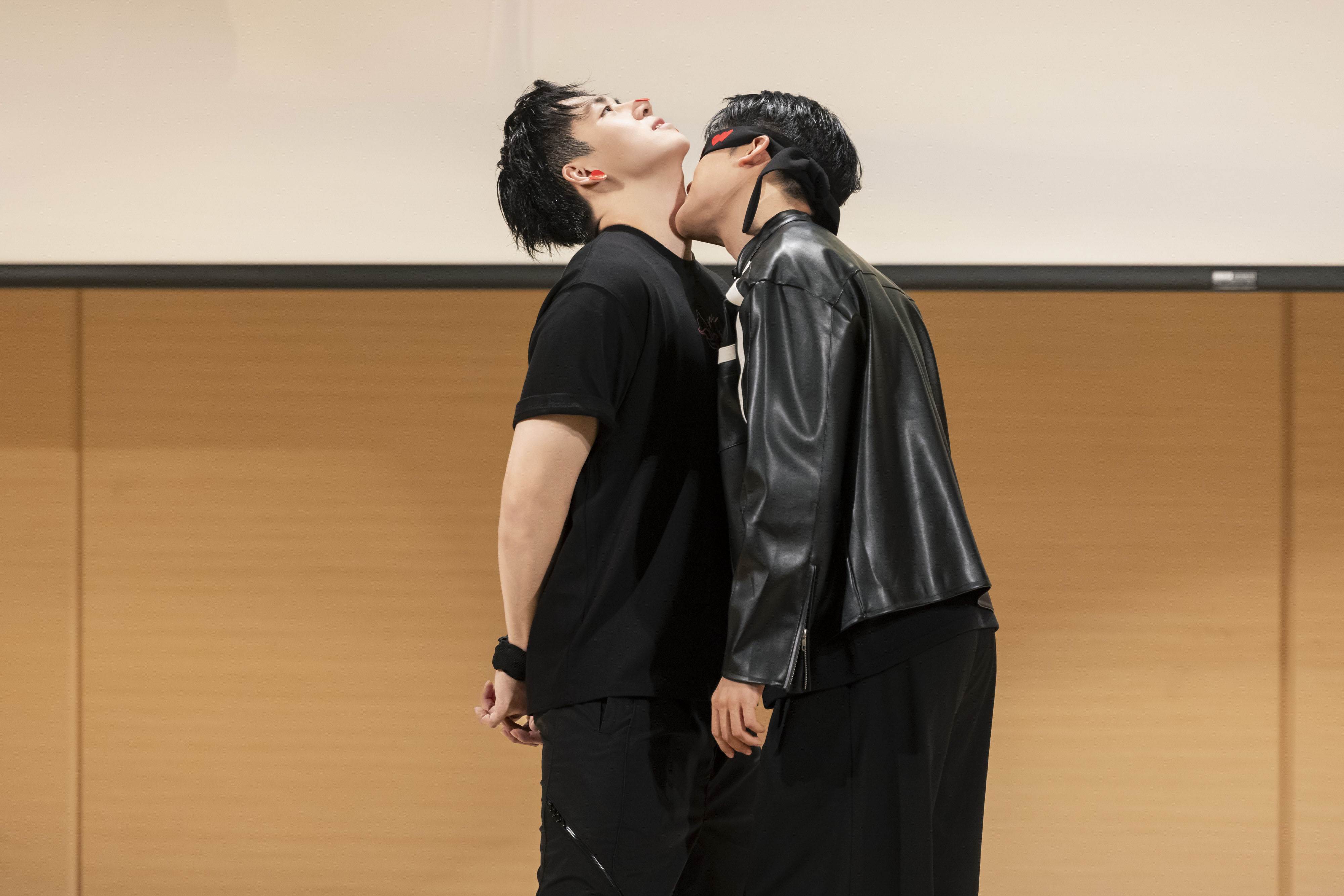 《我說愛你是真的》「黑白水行 CP」紀成澔（右）與葛兆恩親密互動，挑戰矇眼用嘴撕愛心貼紙，超甜互動讓粉絲尖叫聲不斷。（圖／結果娛樂提供）