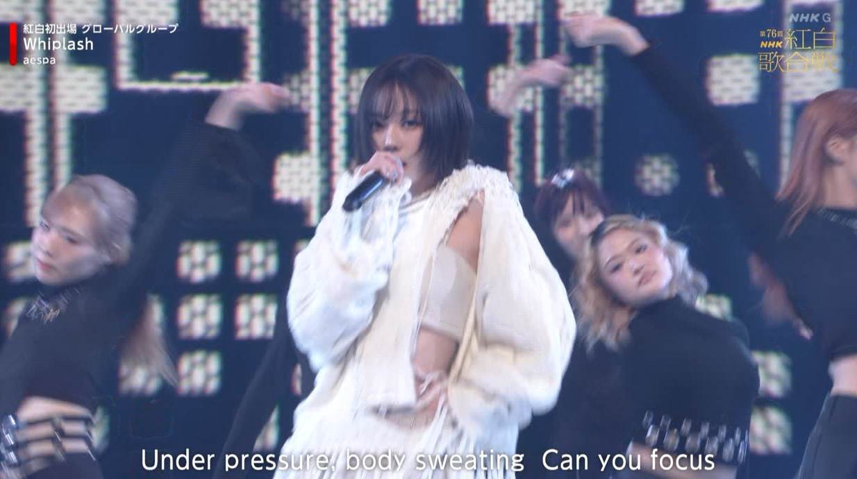 南韓女團aespa成員Winter以長袖服飾擋住了手臂。（圖／翻攝自日本紅白）