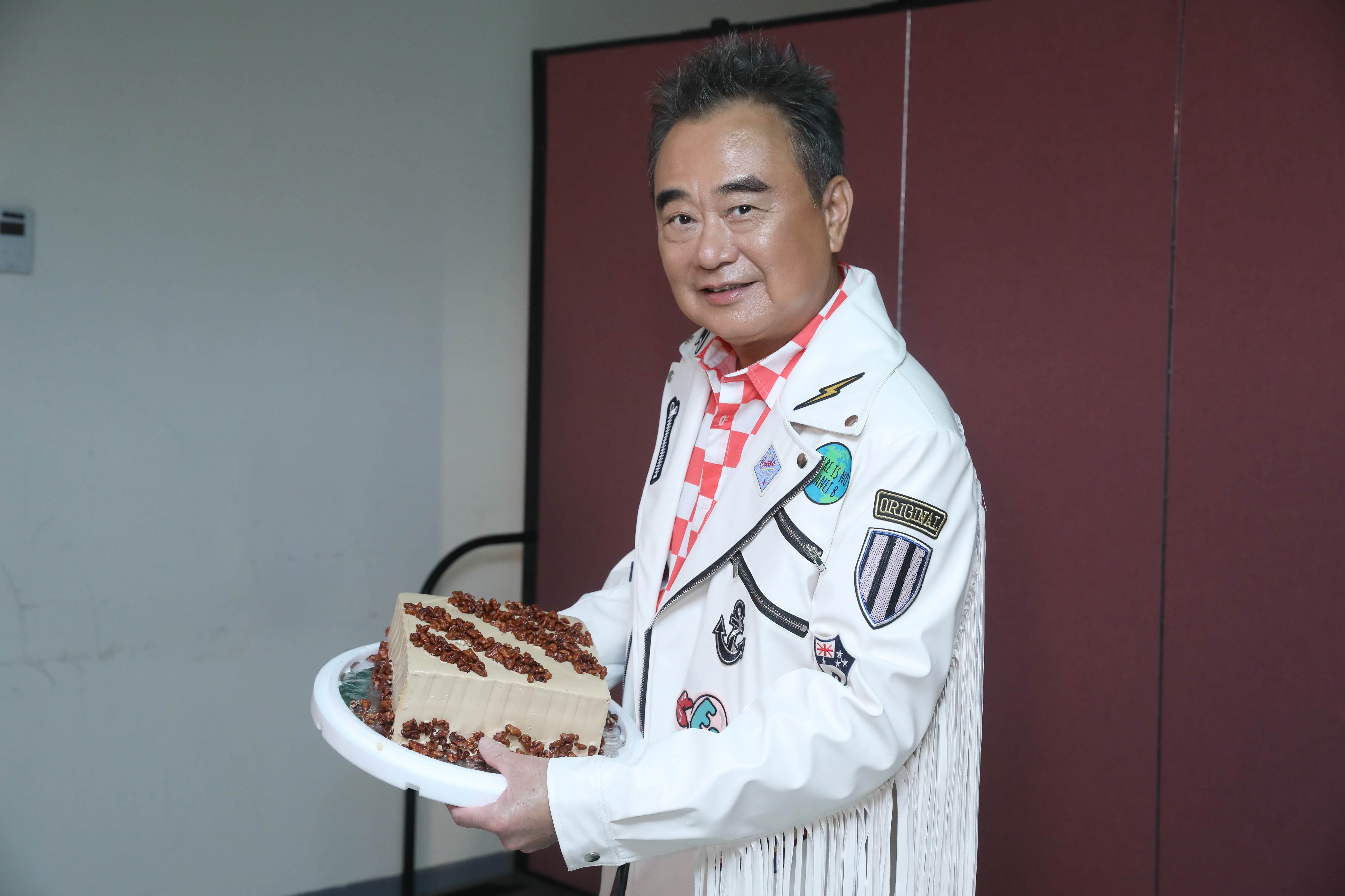 陳昇準備蛋糕到演出後台，準備在演出空檔與家人一同為<a href='https://star.ebc.net.tw/search/tags/孫女/' target='_blank'>孫女</a>慶生。（圖／宜辰整合行銷提供）