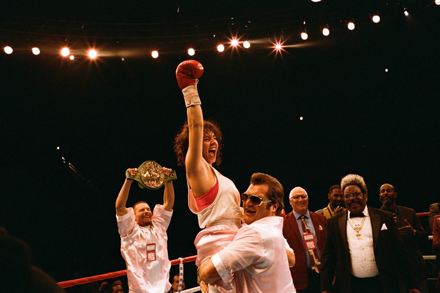 席德妮史威尼化身拳擊手。（圖／車庫娛樂）